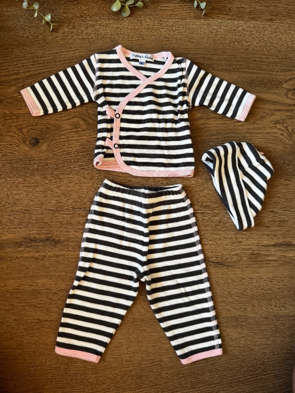 Sippy's Babes Newborn 3-Piece Striped Outfit Set Hat Wrap Top Pants 0M